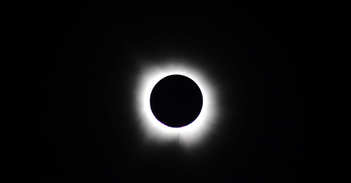 Imagen de recurso de la sección de actualidad: Eclipse total de Sol asombra a Yebes y a ministros en la noche del 12 de abril
