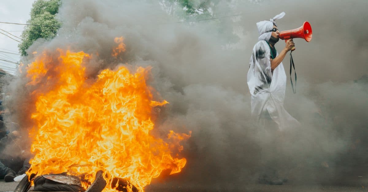 Imagen de recurso de la sección de actualidad: Manifestantes en Ceuta prenden fuego a chabolas de inmigrantes en la playa del Trampolín