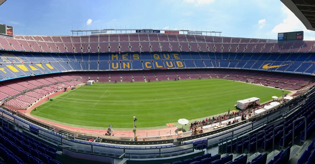 Imagen de recurso de la sección de deportes: Mourinho vuelve al Camp Nou tras 13 años y sorprende al Barça