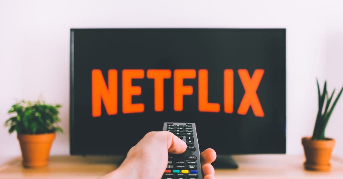 Imagen de recurso de la sección de entretenimiento: Días de agosto llega a Prime Video y promete un verano canario sin mover la butaca
